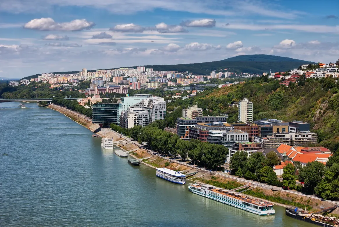 Bratislava a Dunaj z vtáčej perspektívy