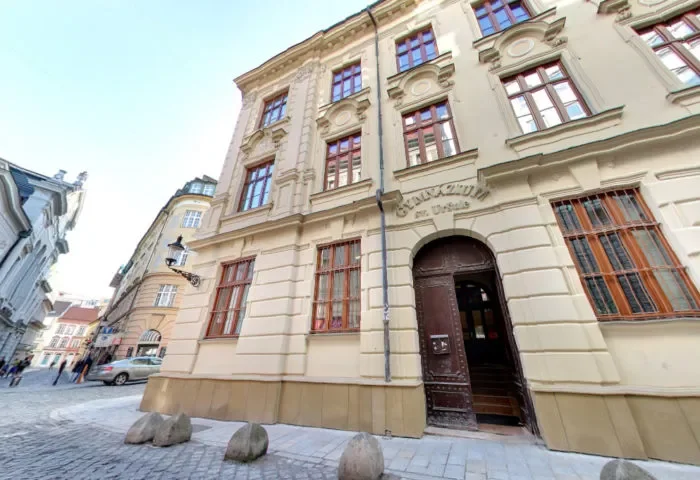 Budova Gymnázia sv. Uršule na Nedbalovej ulici